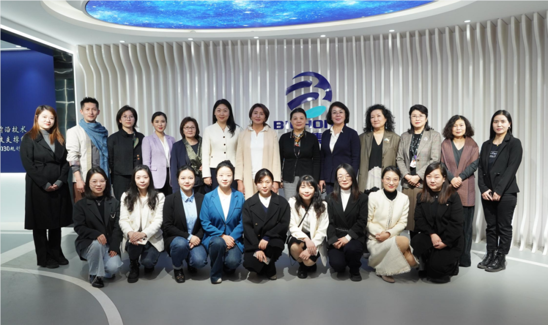 第七届丝博会丝路妇女论坛代表团，点赞尊龙z6·官网科技创新实力